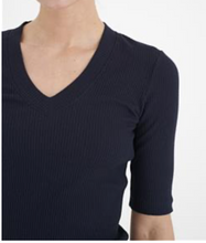 Lade das Bild in den Galerie-Viewer, Dagna V-Shirt
