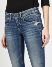 Lade das Bild in den Galerie-Viewer, 94Faith Cropped Skinny Jeans
