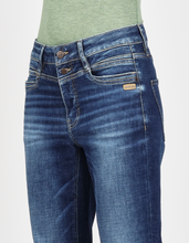 Lade das Bild in den Galerie-Viewer, 94Stacy Straight Fit Jeans
