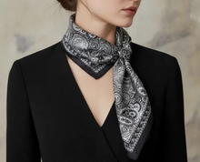 Lade das Bild in den Galerie-Viewer, Seidentuch Elegant
