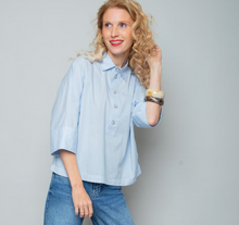 Lade das Bild in den Galerie-Viewer, Half Button Cotton Bluse
