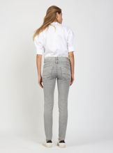 Lade das Bild in den Galerie-Viewer, 94Amelie Relaxed Fit - concrete grey
