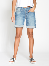 Lade das Bild in den Galerie-Viewer, Gang 94Nica boyfriend Shorts
