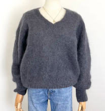 Lade das Bild in den Galerie-Viewer, La maile parisienne Mohair Pullover mit V-Ausschnitt
