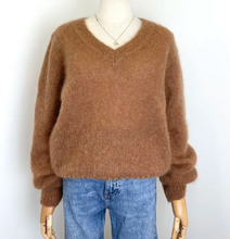 Lade das Bild in den Galerie-Viewer, La maile parisienne Mohair Pullover mit V-Ausschnitt
