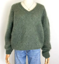 Lade das Bild in den Galerie-Viewer, La maile parisienne Mohair Pullover mit V-Ausschnitt
