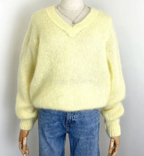 Lade das Bild in den Galerie-Viewer, La maile parisienne Mohair Pullover mit V-Ausschnitt
