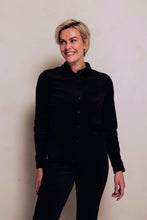 Lade das Bild in den Galerie-Viewer, Schwarzes Feincordhemd  mit Knopfverschluss Wunderwerk Oldenburg
