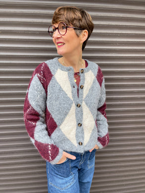 Cardigan mit Rautenmuster in der Farbe grau und Bordeaux mit Knopfverschluss, Wunderwerk Oldenburg