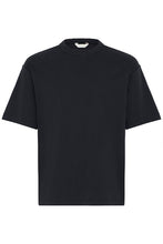 Lade das Bild in den Galerie-Viewer, Schwarzes Basic-T-Shirt mit Rundhalsausschnitt, kurzen Ärmeln und lockerer Passform. 
