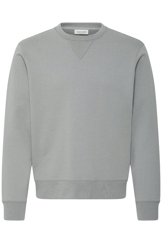 Hellgrauer Basic-Sweater mit Rundhalsausschnitt, langen Ärmeln und gerader Passform. 