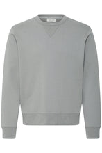 Lade das Bild in den Galerie-Viewer, Hellgrauer Basic-Sweater mit Rundhalsausschnitt, langen Ärmeln und gerader Passform. 
