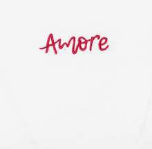 Lade das Bild in den Galerie-Viewer, T-Shirt in offwhite mit roter Amore Stickerei, Wunderwerk Oldenburg
