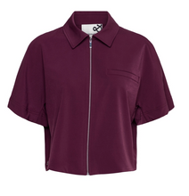 Lade das Bild in den Galerie-Viewer, Kurze Jacke in der Farbe Plum mit kurzen Ärmeln und Reißverschluss, Wunderwerk Oldenburg
