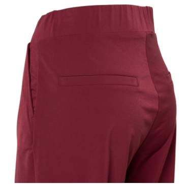 Stoffhose in bordeaux mit geradem langen Beinverlauf und Gummibund sowie Seitentaschen, Wunderwerk Oldenburg