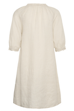 Lade das Bild in den Galerie-Viewer, Knielanges Leinen Kleid in beige mit gerüschtem Rundhals und Bindeband sowie Flechtdetail auf der Vorderseite
