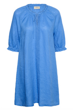 Lade das Bild in den Galerie-Viewer, Knielanges Leinen Kleid in royalblau mit gerüschtem Rundhals und Bindeband sowie Flechtdetail auf der Vorderseite
