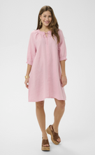 Lade das Bild in den Galerie-Viewer, Knielanges Leinen Kleid in rosa mit gerüschtem Rundhals und Bindeband sowie Flechtdetail auf der Vorderseite
