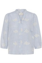 Lade das Bild in den Galerie-Viewer, Hellblaue Schlupfbluse mit weißem Flowerprint, V-Ausschnitt Wunderwerk Oldenburg
