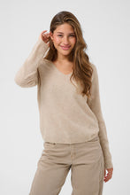 Lade das Bild in den Galerie-Viewer, wollweißer  V-neck Pullover mit langen Ärmeln aus Wolle, Wunderwerk Oldenburg
