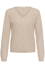 Lade das Bild in den Galerie-Viewer, wollweißer  V-neck Pullover mit langen Ärmeln aus Wolle, Wunderwerk Oldenburg
