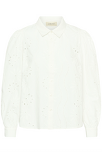 Lade das Bild in den Galerie-Viewer, Bluse in offwhite mit Lochstickerei und Hemdkragen in lockere Passform Wunderwerk Oldenburg
