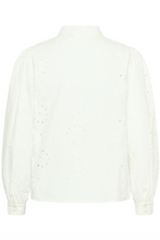 Lade das Bild in den Galerie-Viewer, Bluse in offwhite mit Lochstickerei und Hemdkragen in lockere Passform Wunderwerk Oldenburg
