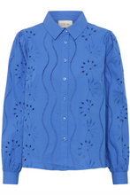 Lade das Bild in den Galerie-Viewer, Bluse in royalblau mit Lochstickerei und Hemdkragen in lockere Passform Wunderwerk Oldenburg
