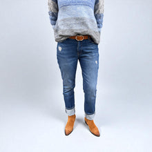 Lade das Bild in den Galerie-Viewer, Boyfriend Jeans in der Farbe rein blue mit destroyed Effekten, Wunderwerk Oldenburg
