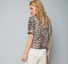 Lade das Bild in den Galerie-Viewer, Braune Leoprintbluse mit Schluppe und kurzen Ärmeln sowie elastischem Bündchen, wunderwerk Oldenburg
