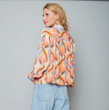 Lade das Bild in den Galerie-Viewer, Boxy Bluse mit grafischem Print in den Farben orangen, beige, hellblau und lachsfarbend mit glockigem Rücken, Kragen und langem Ärmel, Wunderwerk Oldenburg

