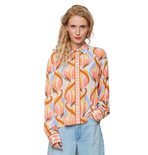 Lade das Bild in den Galerie-Viewer, Boxy Bluse mit grafischem Print in den Farben orangen, beige, hellblau und lachsfarbend mit glockigem Rücken, Kragen und langem Ärmel, Wunderwerk Oldenburg
