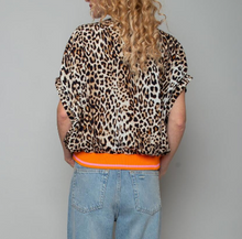 Lade das Bild in den Galerie-Viewer, Lockere Leo Kurzarmbluse in beige braun mit Neonorangefarbenem Gummibund Wunderwerk Oldenburg
