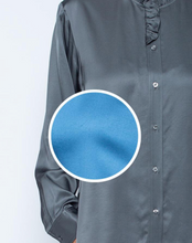 Lade das Bild in den Galerie-Viewer, Bluse mit Rüsche am Rundhalsausschnitt in der Farbe denim blue, Wunderwerk Oldenburg
