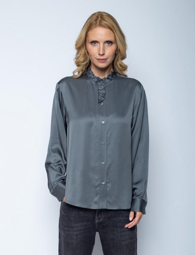 Bluse mit Rüsche am Rundhalsausschnitt in der Farbe grau, Wunderwerk Oldenburg