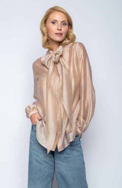 Leichte Bluse mit kleinem Stehkragen und abnehmbarer Schluppe und kleinen aufgesetzten Glitzersteinchen, Wundwerk Oldenburg