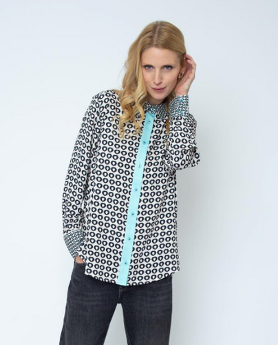 Bluse mit Tupfen Bordüren Print mit Hemdkragen und langen Ärmeln mit Manschette in den Farben sand Navy Wunderwerk Oldenburg
