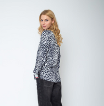 Lade das Bild in den Galerie-Viewer, Leo Shirtbluse in grey white mit V-Ausschnitt und neon Bündchen, Wunderwerk Oldenburg
