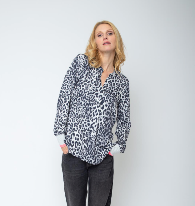 Leo Shirtbluse in grey white mit V-Ausschnitt und neon Bündchen, Wunderwerk Oldenburg