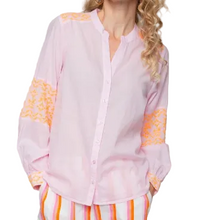 Lade das Bild in den Galerie-Viewer, Rosafarbenen Shirtbluse mit V-Ausschnitt und orangefarbener Stickerei auf dem Ärmel, Wunderwerk Oldenburg
