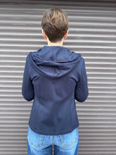 Lade das Bild in den Galerie-Viewer, Dunkelblauer Blazer mit Kapuze und Knopfverschluss Wunderwerk Oldenburg
