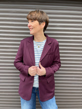 Lade das Bild in den Galerie-Viewer, Auberginefarbener Blazer in mittellang mit Knopfverschluss, Wunderwerk Oldenburg

