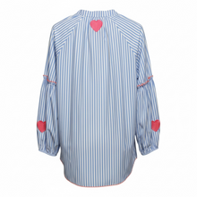 Lade das Bild in den Galerie-Viewer, Hellblau gestreifte Bluse mit Strickerei und Rundhalsausschnitt und verkürzten Ärmeln in einer Einheitsgröße, Wunderwerk Oldenburg
