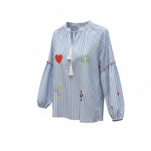 Lade das Bild in den Galerie-Viewer, Hellblau gestreifte Bluse mit Strickerei und Rundhalsausschnitt und verkürzten Ärmeln in einer Einheitsgröße, Wunderwerk Oldenburg
