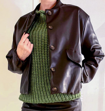Lade das Bild in den Galerie-Viewer, Dunkelbraune kurze Kunstlederjacke mit kleinem Stehkragen und Knopfverschluss sowie Seitentaschen Wunderwerk Oldenburg
