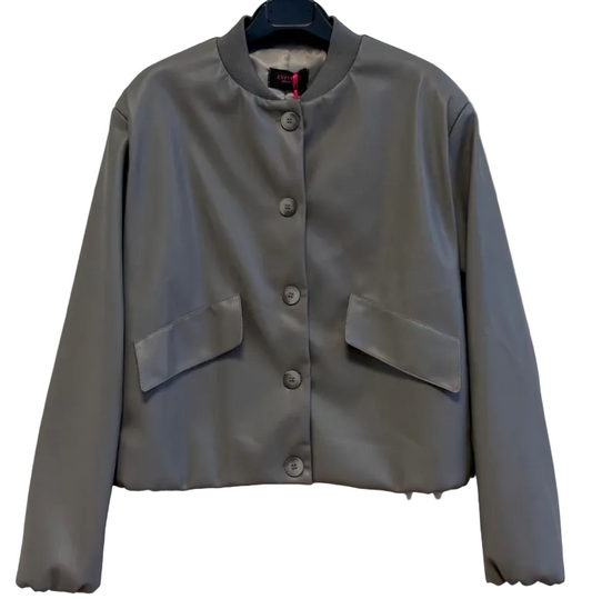Graue kurze Kunstlederjacke mit kleinem Stehkragen und Knopfverschluss sowie Seitentaschen Wunderwerk Oldenburg