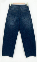 Lade das Bild in den Galerie-Viewer, Dunkelblaue Leo Barrel Fit Jeans Wunderwerk Oldenburg
