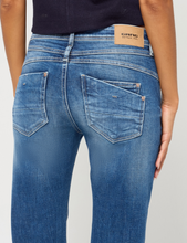 Lade das Bild in den Galerie-Viewer, Blaue Flared Fit Jeans von Gang Wunderwerk Oldenburg
