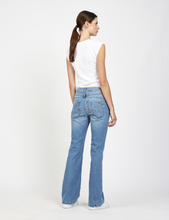 Lade das Bild in den Galerie-Viewer, Jeans Flared Fit in hellem Denim Wunderwerk Oldenburg

