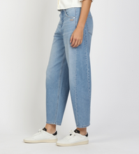 Lade das Bild in den Galerie-Viewer, Ballon Fit Jeans in hellblau Wunderwerk Oldenburg
